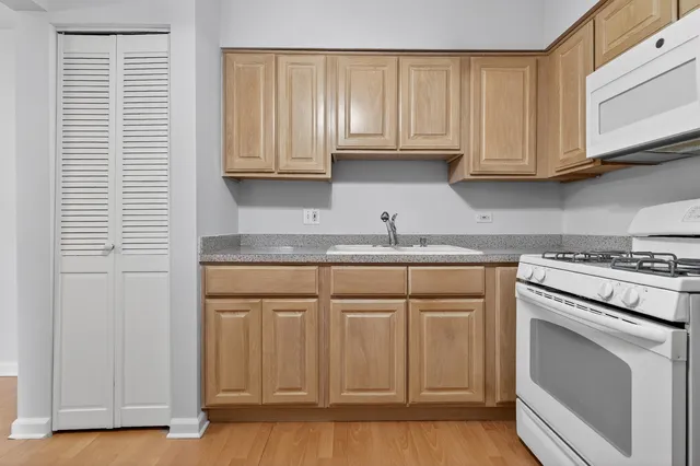 $199,000 | 6670 South Brainard Avenue, Unit 209, Countryside, IL 60525