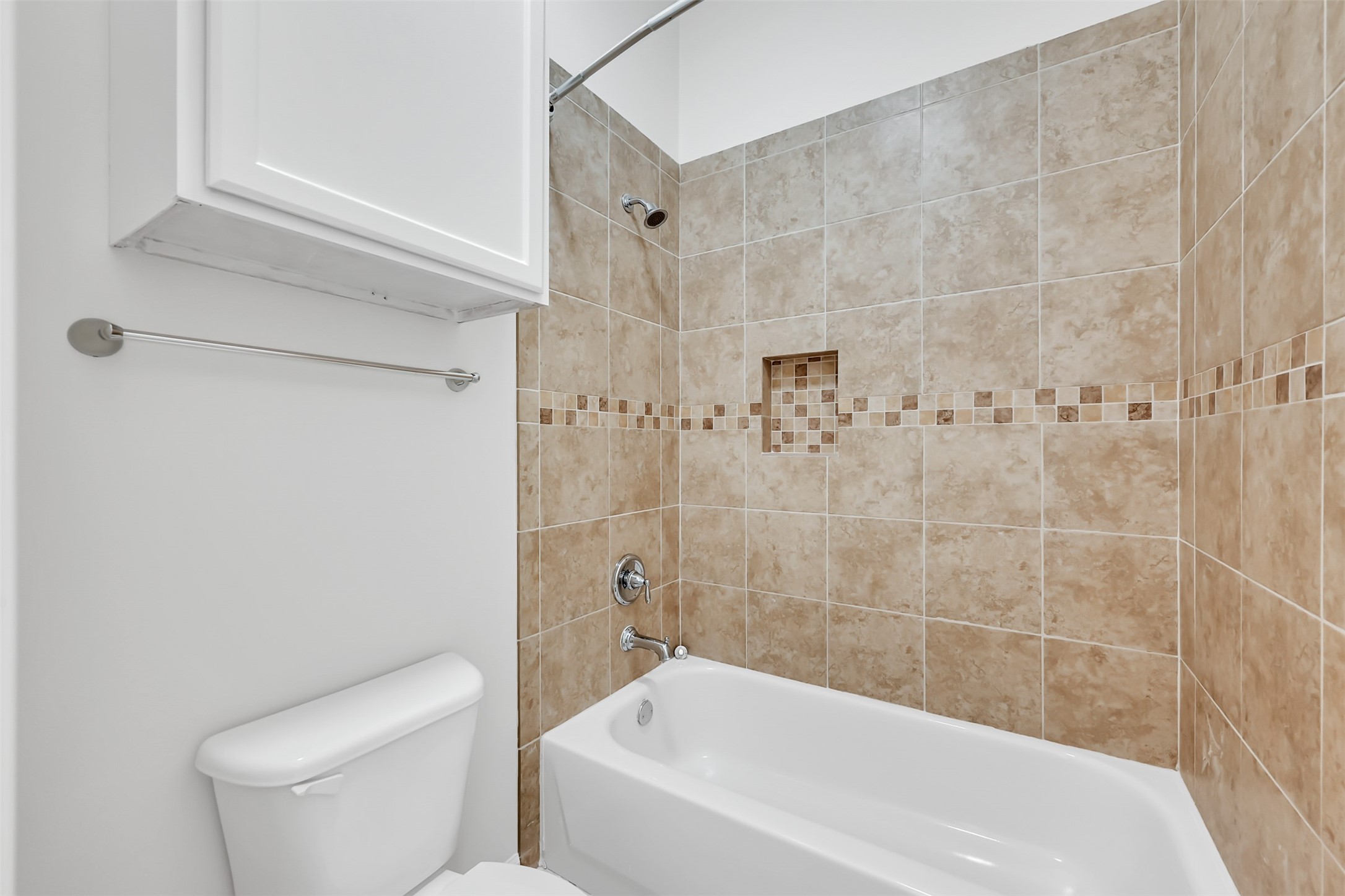 47 Presidio Road Montgomery, TX 77356 - Photo 23 of 35 a bathroom with a bathtub and a toilet