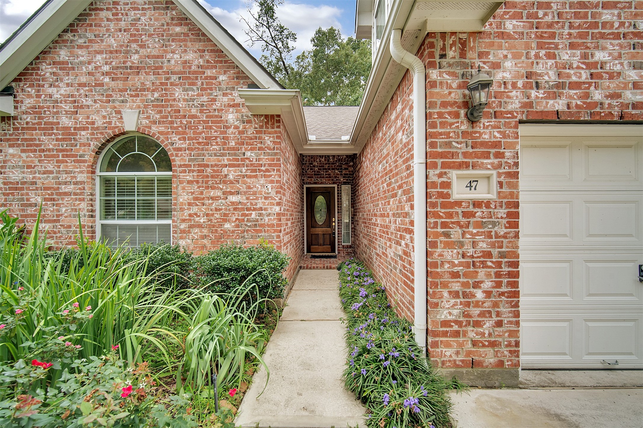 47 Presidio Road Montgomery, TX 77356 - Photo 3 of 35 a pathway of a house with a flower garden