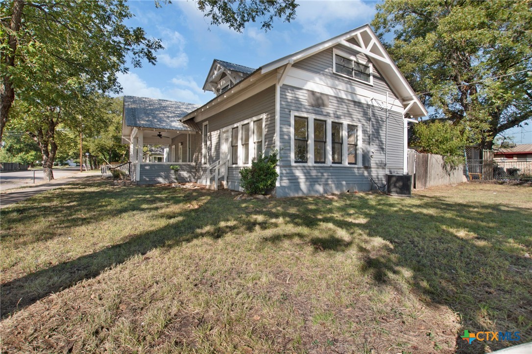 107 West 5th Street Lampasas, TX 76550 - Photo 6 of 32