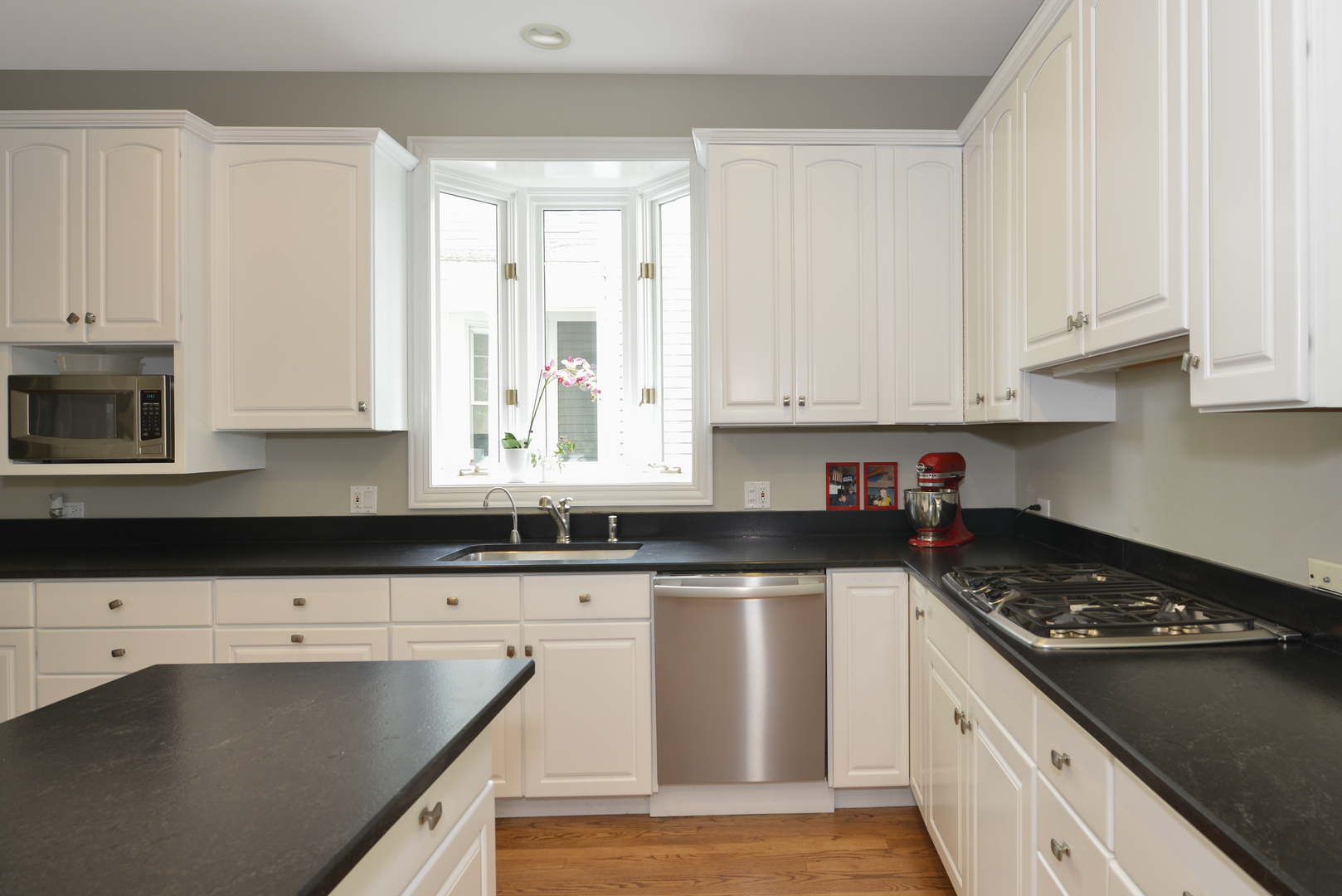 1027 Spruce Street Winnetka, IL 60093 - Photo 9 of 35