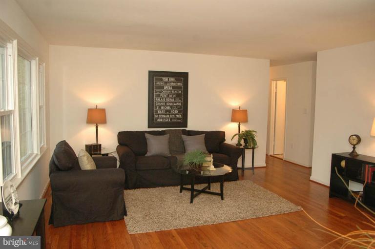 16917 Longdraft Road Gaithersburg, MD 20878 - Photo 11 of 23 Living Room