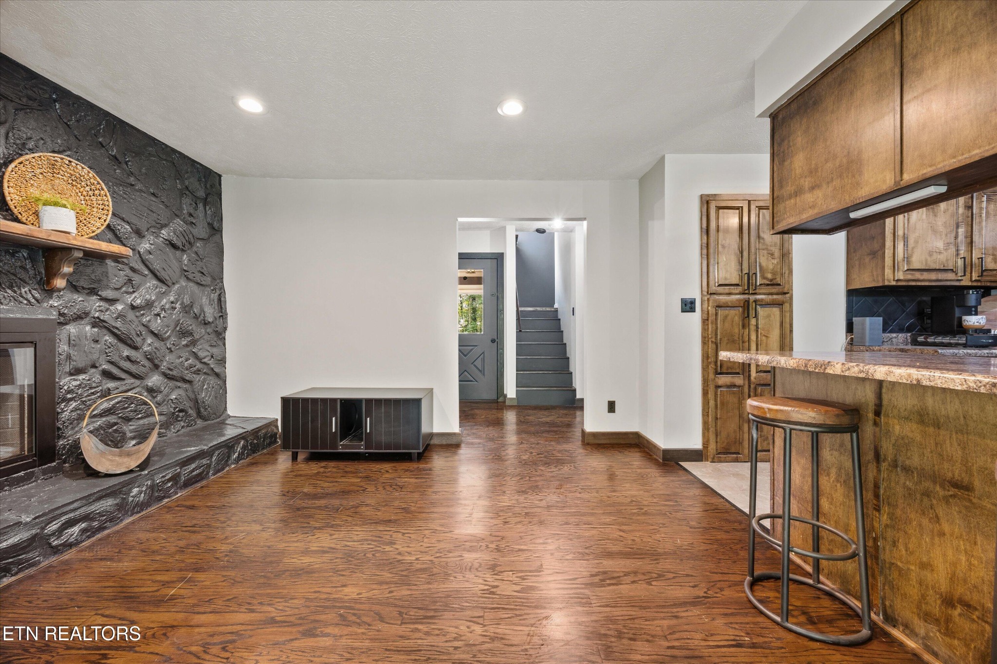 484 HC Smith Drive Oneida, TN 37841 - Photo 13 of 35 a living room with stainless steel appliances furniture a rug and a window