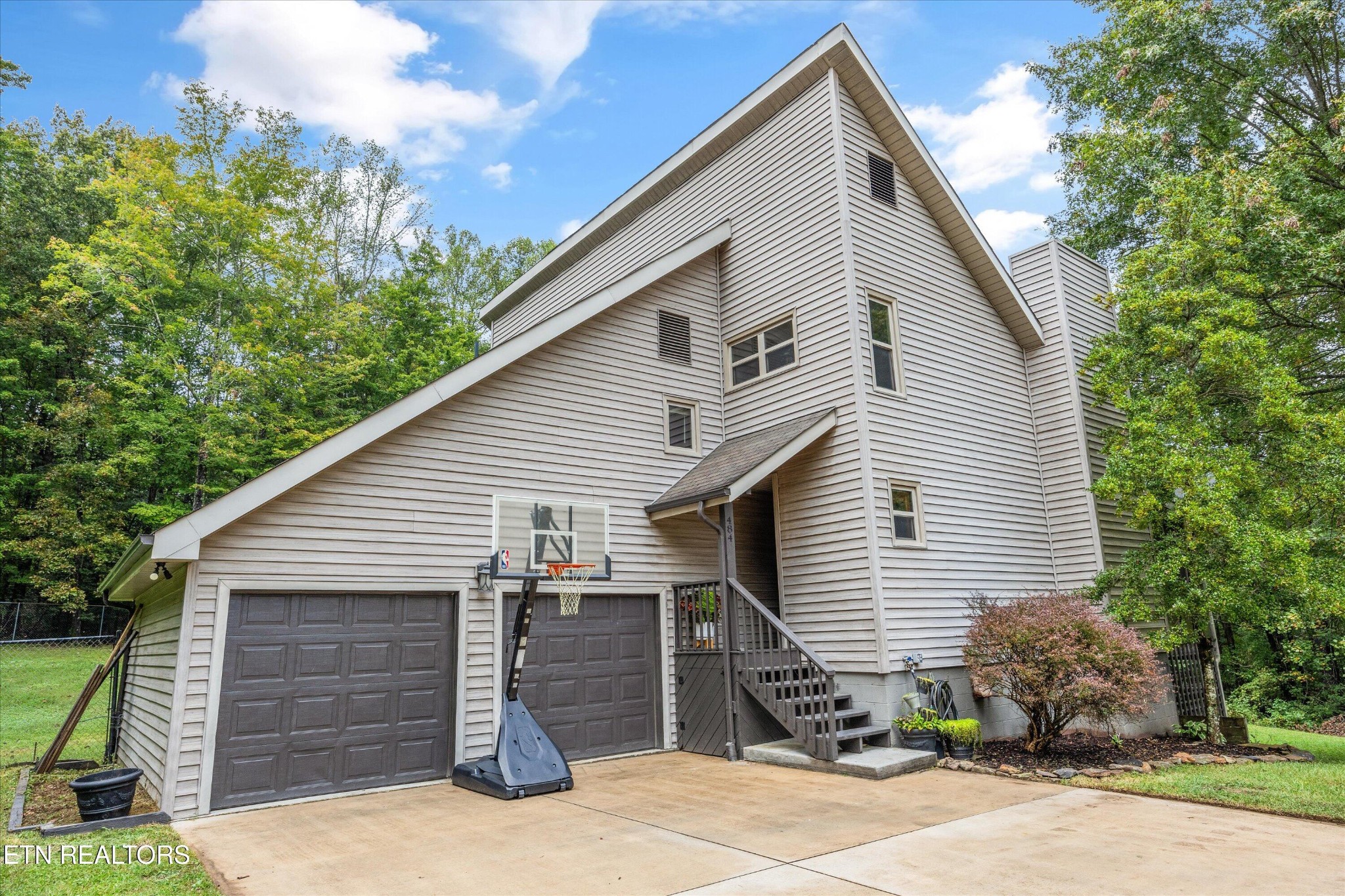 484 HC Smith Drive Oneida, TN 37841 - Photo 5 of 35 a front view of a house with garage