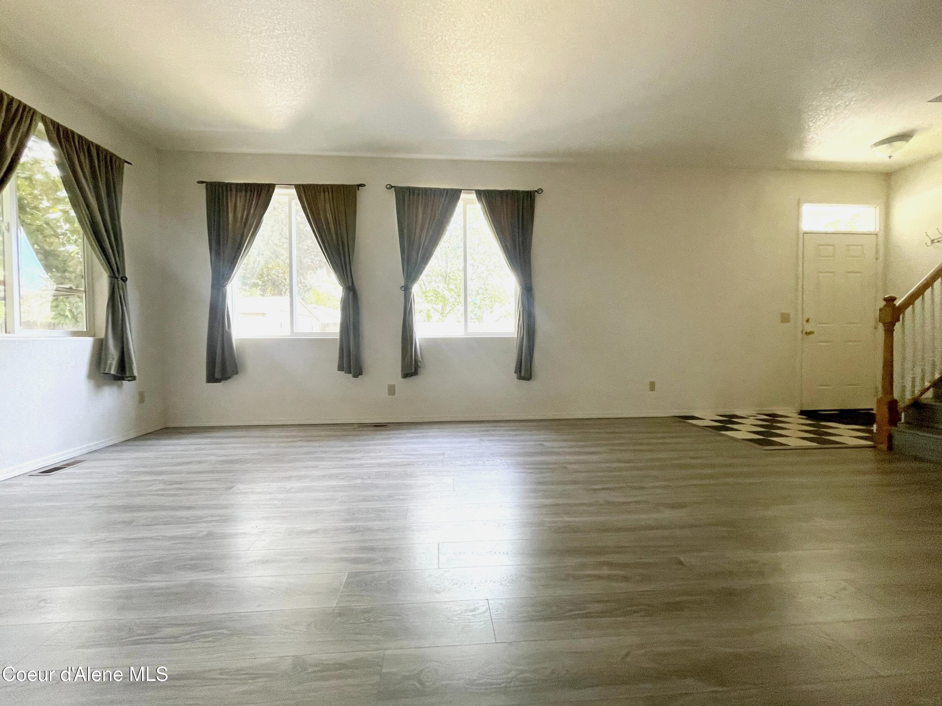 1201 Spruce Street Sandpoint, ID 83864 - Photo 6 of 47 Living Room Facing Entry Way
