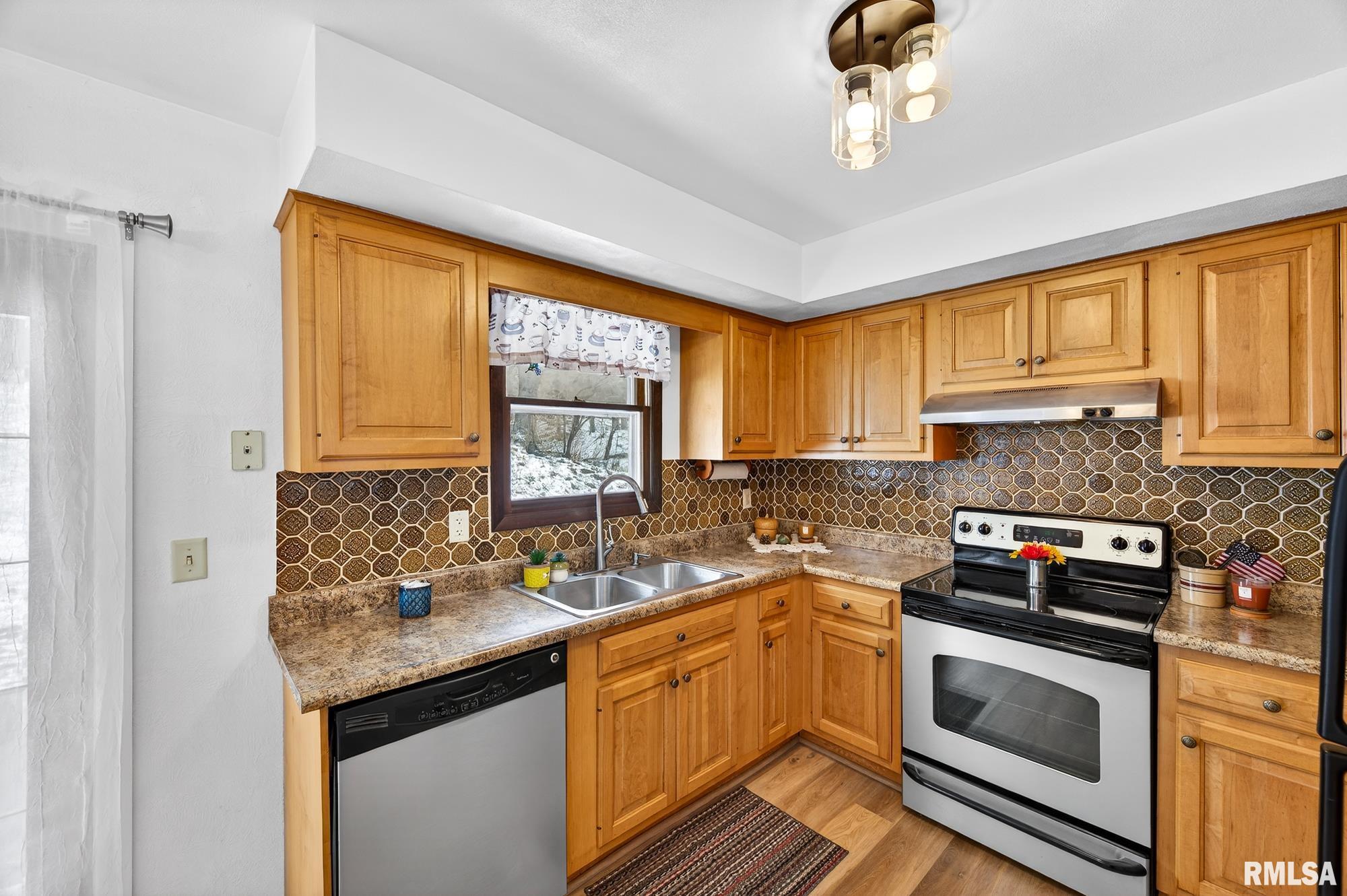 1206 Timber Lane Pekin, IL 61554 - Photo 8 of 26