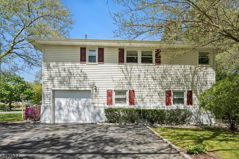 66 Warwick Circle Springfield, NJ 07081 - Photo 2 of 35