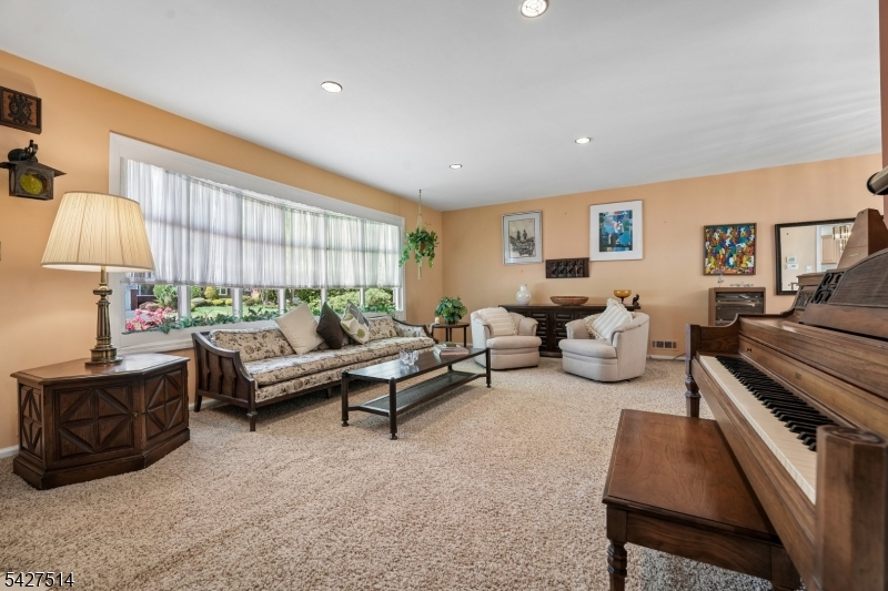 66 Warwick Circle Springfield, NJ 07081 - Photo 7 of 35