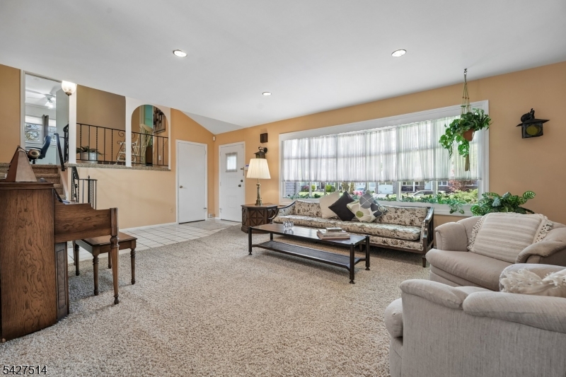 66 Warwick Circle Springfield, NJ 07081 - Photo 8 of 35