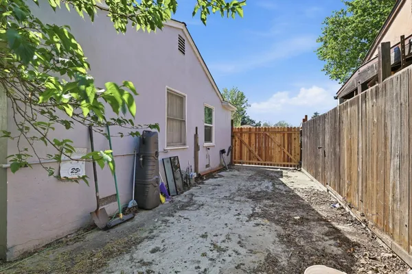 a view of a backyard
