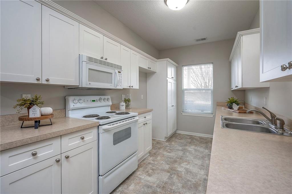 11751 South Roundtree Street, Unit 102 Olathe, KS 66061 - Photo 11 of 40