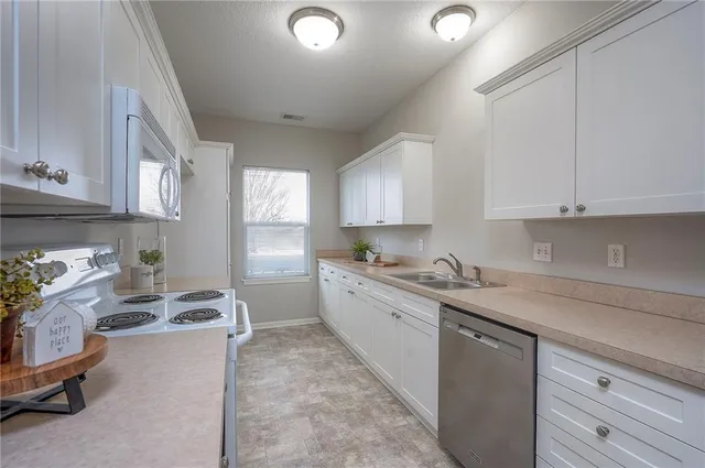 $220,000 | 11751 South Roundtree Street, Unit 102, Olathe, KS 66061