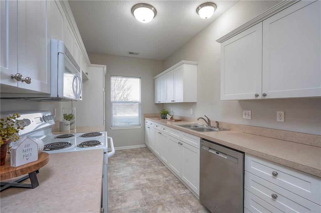 11751 South Roundtree Street, Unit 102 Olathe, KS 66061 - Photo 10 of 40