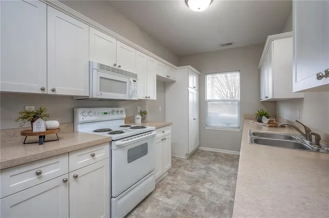 $220,000 | 11751 South Roundtree Street, Unit 102, Olathe, KS 66061