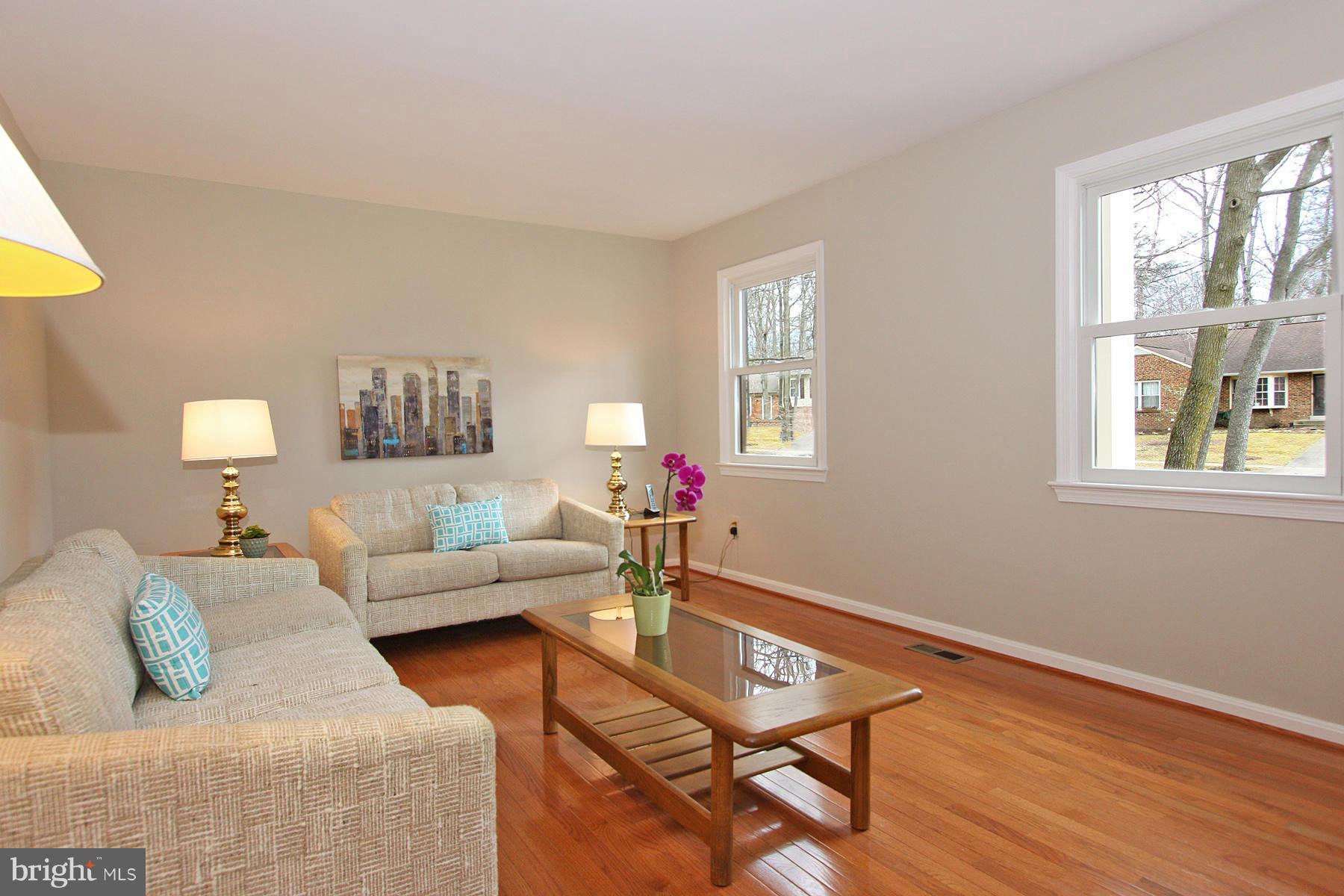 12353 Lima Lane Reston, VA 20191 - Photo 4 of 30 Living Room