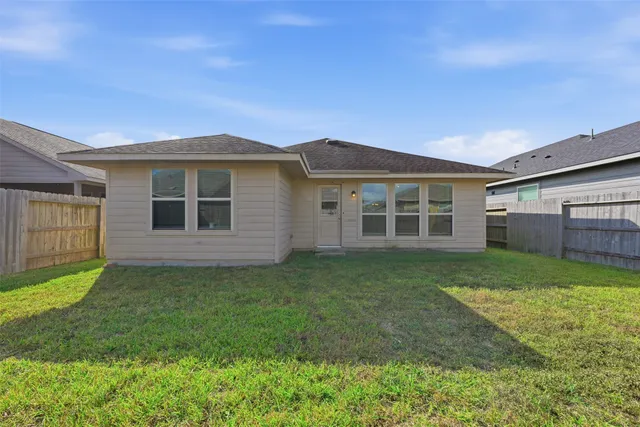 a view of a house with backyard and a garden