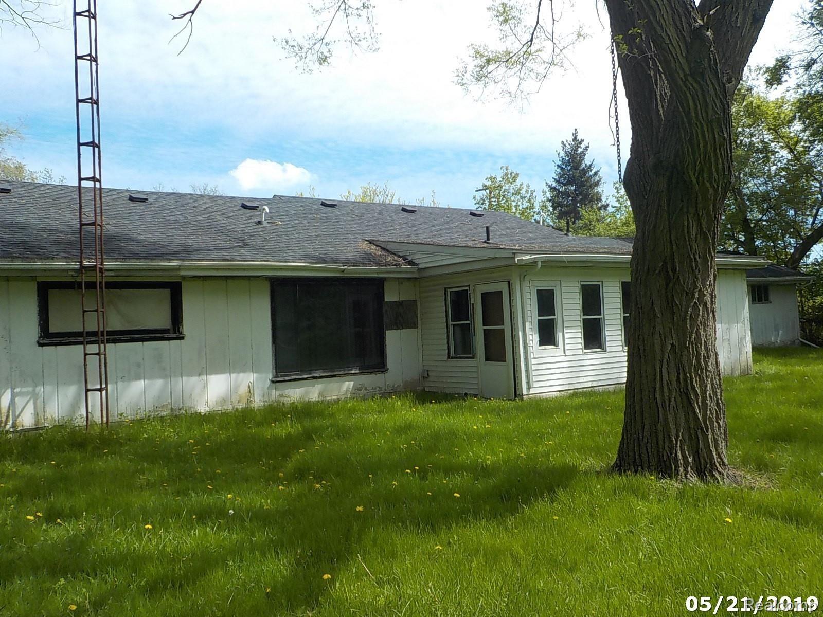 2126 East Coldwater Road Flint, MI 48505 - Photo 5 of 21 DSCN6919.jpg