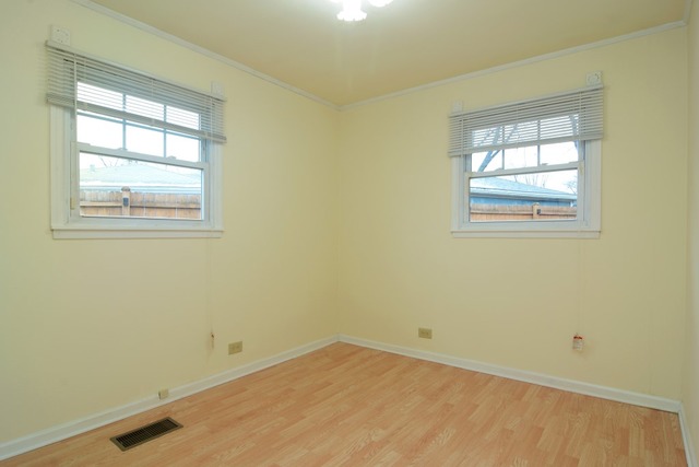 115 East Dennis Road Wheeling, IL 60090 - Photo 7 of 10 an empty room with windows