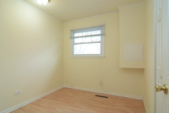 115 East Dennis Road Wheeling, IL 60090 - Photo 8 of 10 an empty room with a window