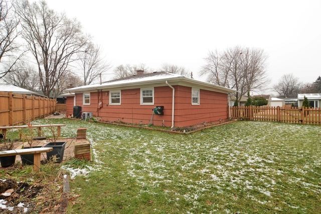 115 East Dennis Road Wheeling, IL 60090 - Photo 10 of 10 a front view of a house with garden