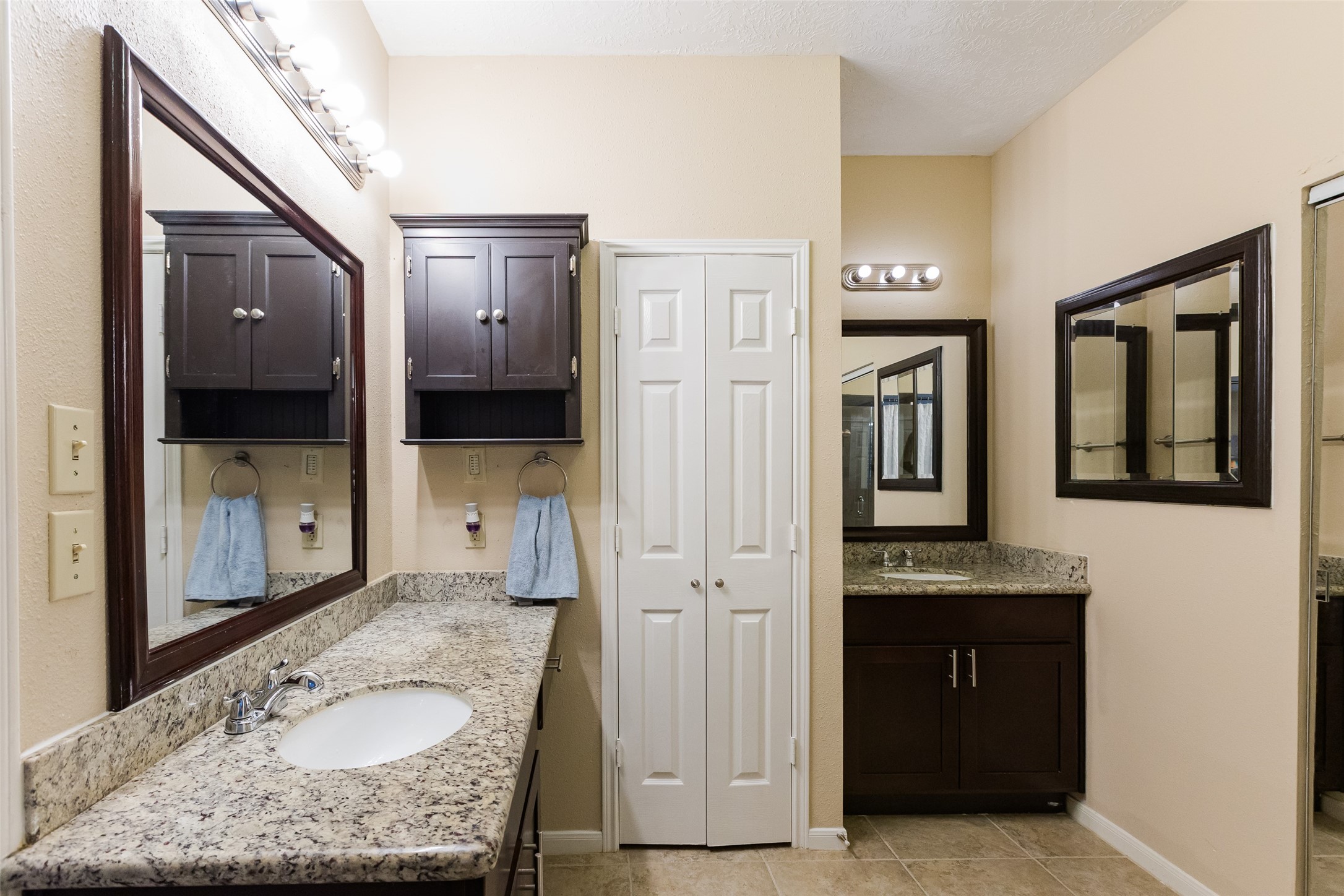 14602 Liscomb Drive Houston, TX 77084 - Photo 12 of 48 2 sinks