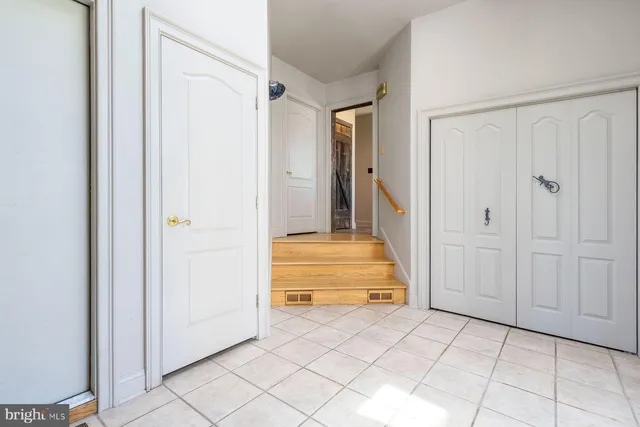 a view of livingroom with furniture