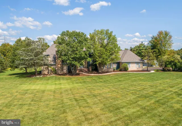 a view of residential houses with an outdoor space