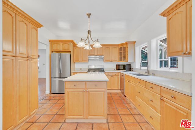 $5,995 | 7544 Lexington Avenue, West Hollywood, CA 90046