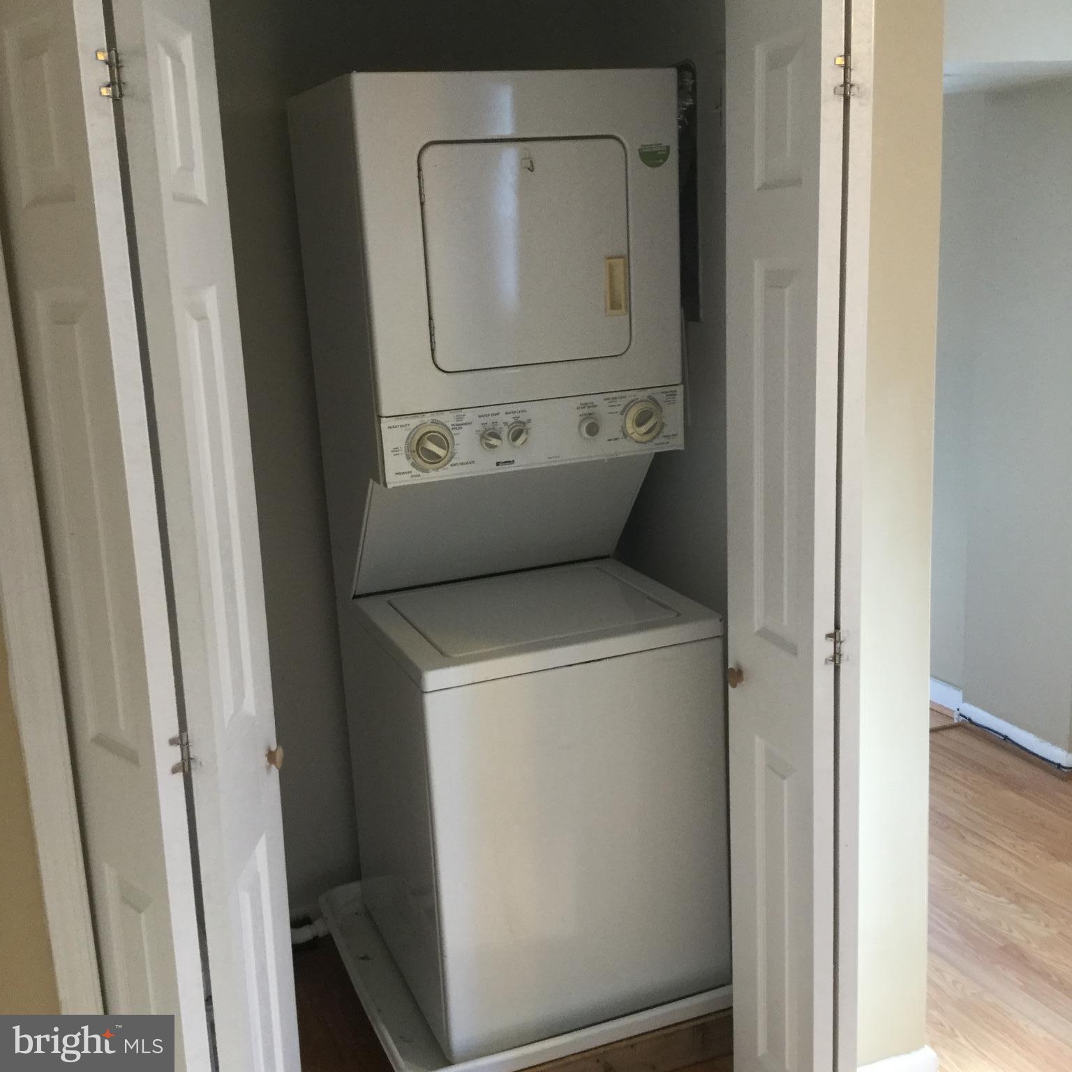 1725 Light Street Baltimore, MD 21230 - Photo 9 of 10 a utility room with dryer and washer