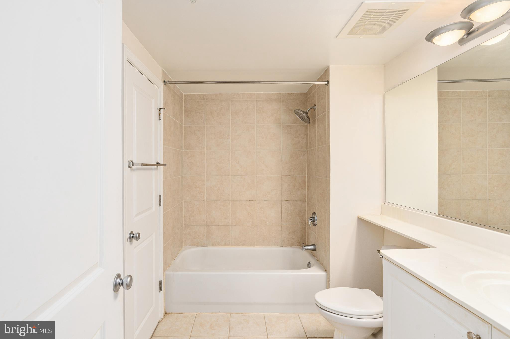 851 North Glebe Road, Unit 1407 Arlington, VA 22203 - Photo 18 of 51 a bathroom with a toilet a sink and bathtub