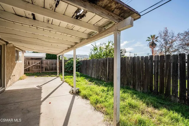 a view of a backyard with pathway