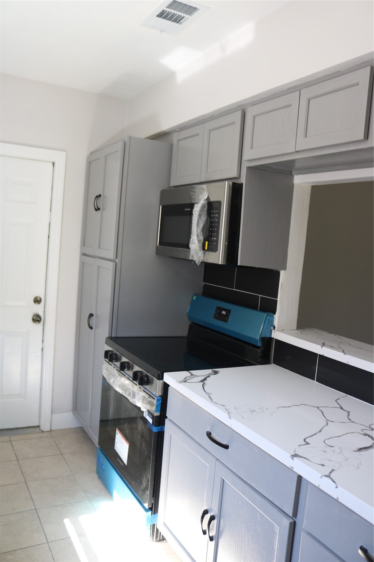 4018 Easy Street Dickinson, TX 77539 - Photo 4 of 11 a utility room with dryer and washer