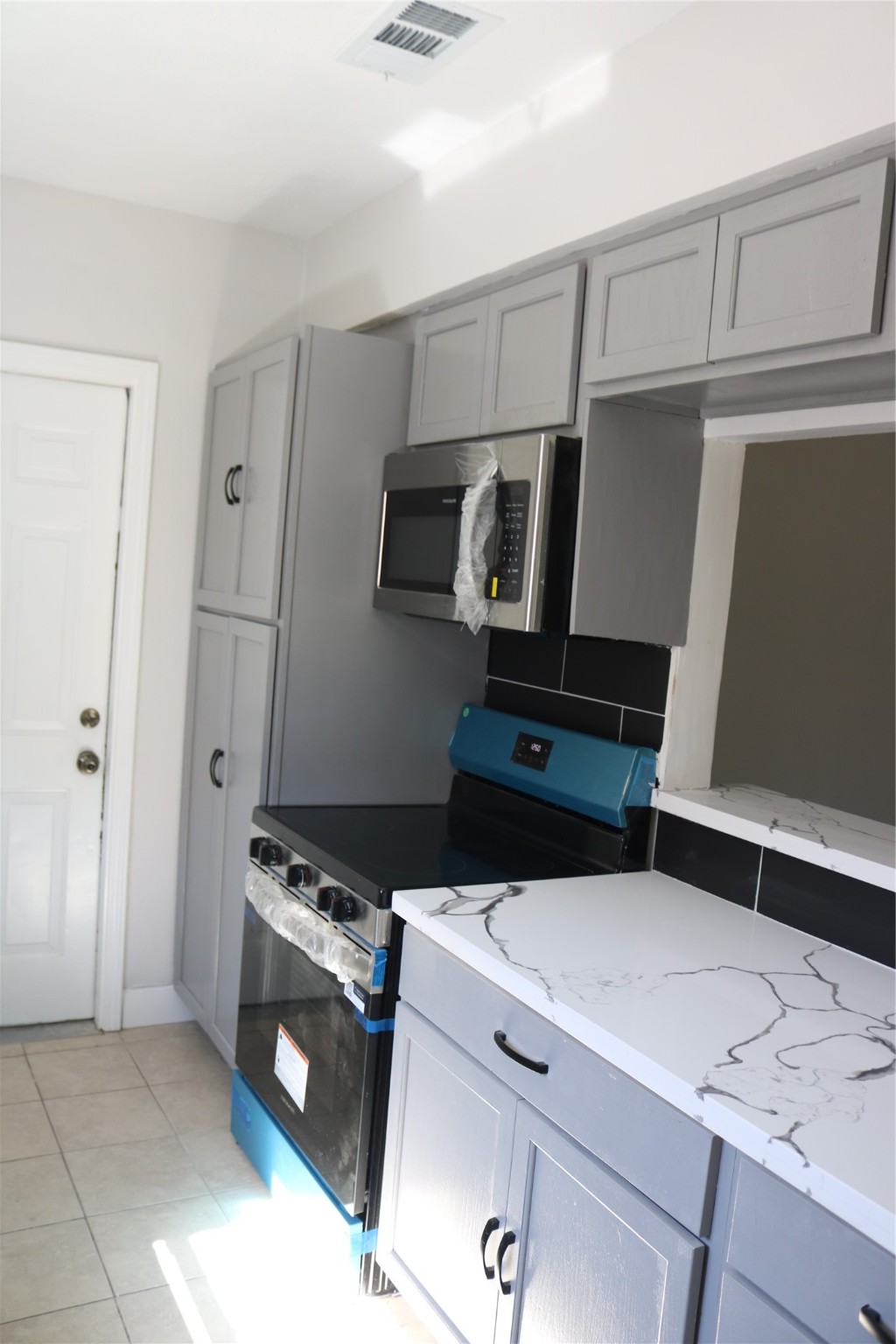 4018 Easy Street Dickinson, TX 77539 - Photo 4 of 11 a utility room with dryer and washer