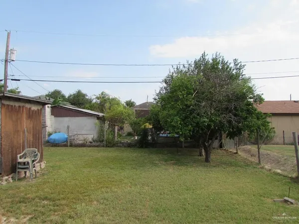 a view of a backyard