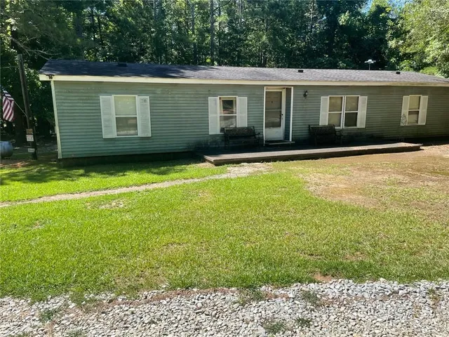 a view of a house with a backyard
