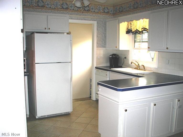 3282 Brenner Road Barberton, OH 44203 - Photo 4 of 24 Bright and Cheery!