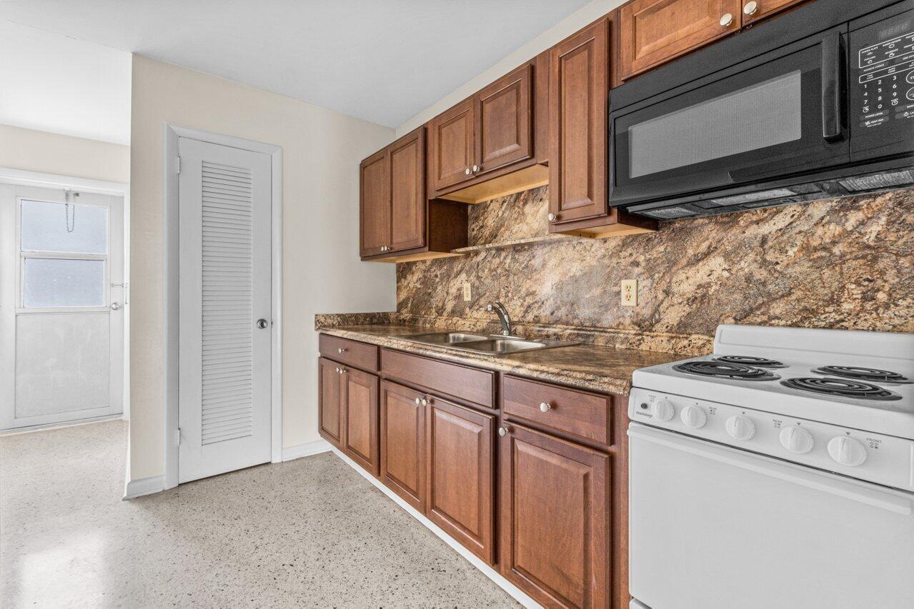 751 Hummingbird Way, Unit 6 North Palm Beach, FL 33408 - Photo 3 of 18 006-751HummingbirdWay-NorthPalmBeach-FL-