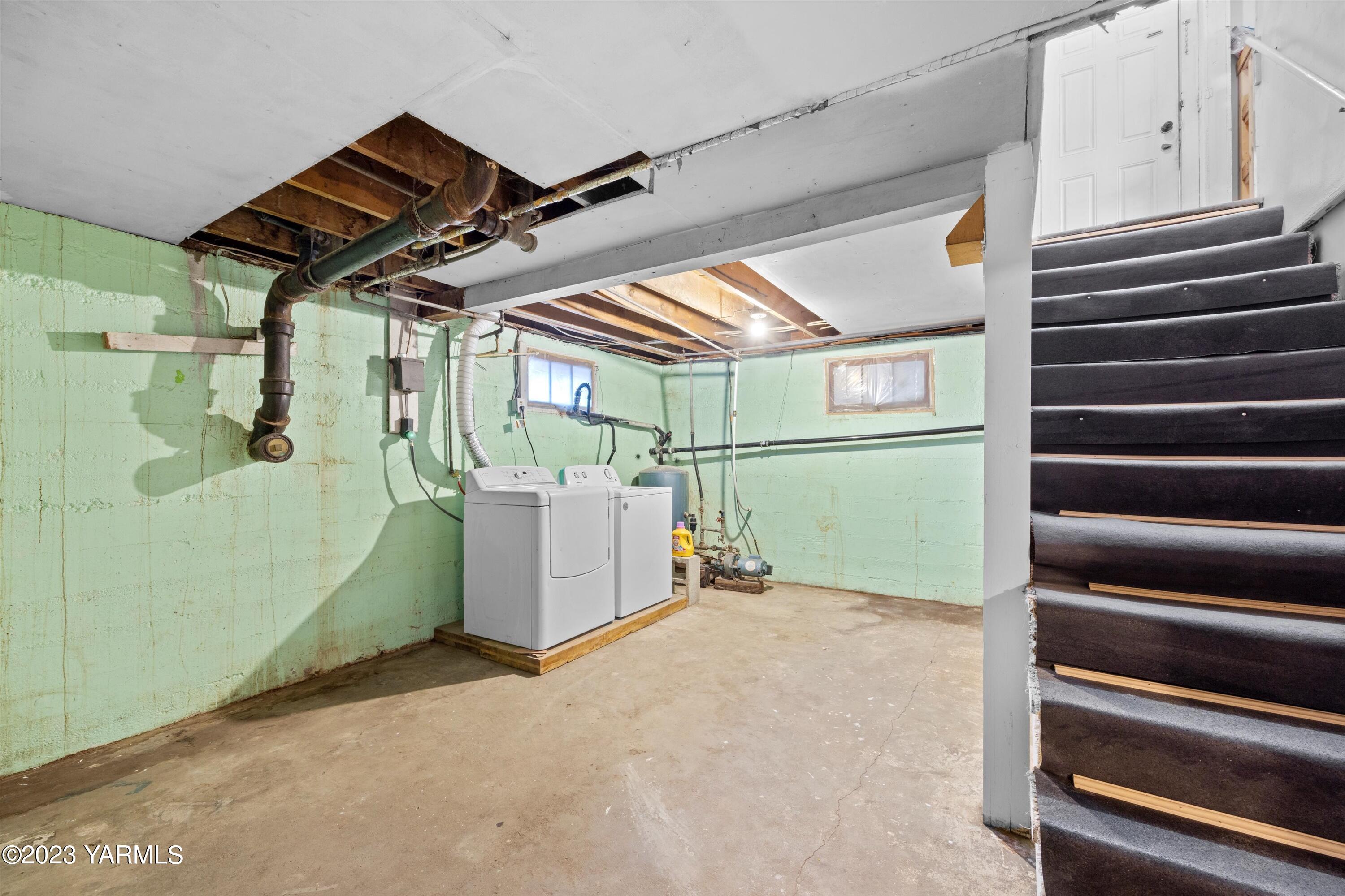 3740 Harrah Road Harrah, WA 98933 - Photo 8 of 14 a utility room with dryer and washer