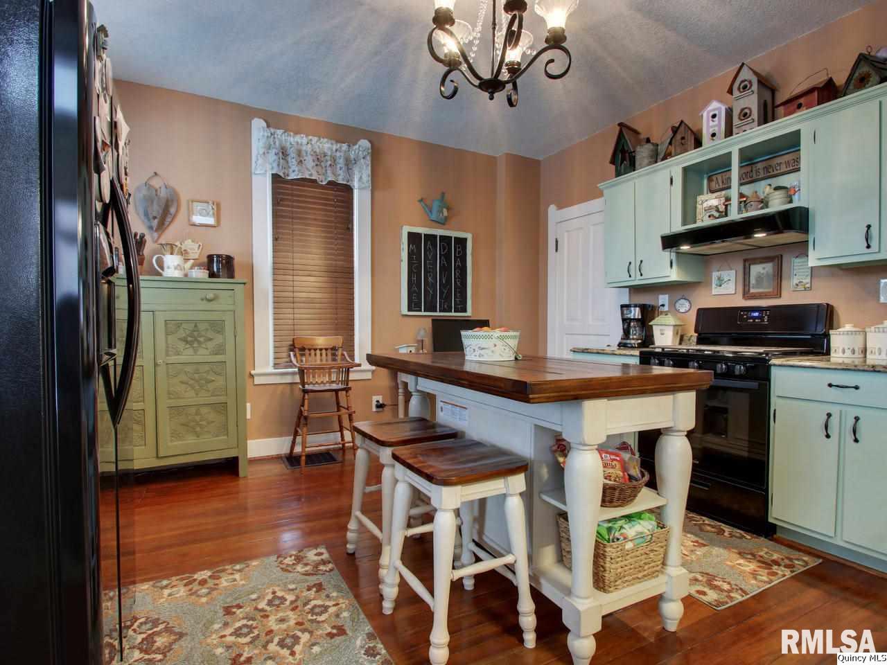 1532 Spring Street Quincy, IL 62301 - Photo 3 of 26