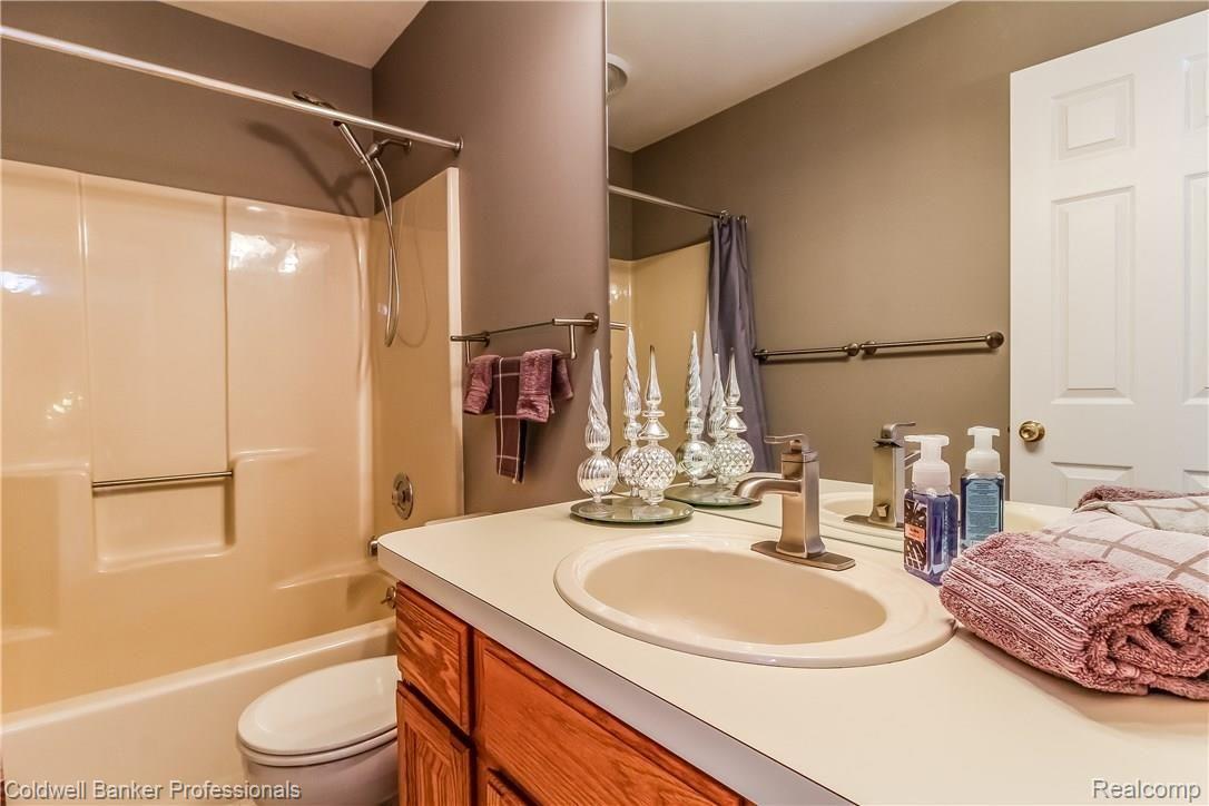 1702 Hillcrest Drive Rochester, MI 48306 - Photo 32 of 39 032-Second_Floor_Full_Bath-5556614-large.jpg