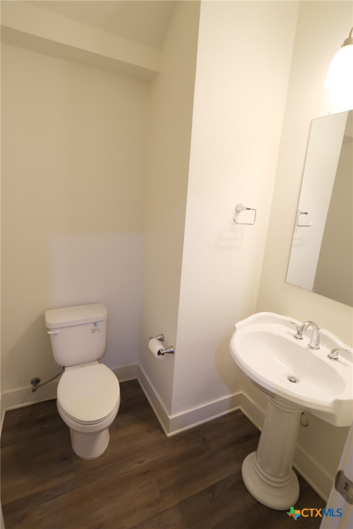 1838-1850 Royal Loop Belton, TX 76513 - Photo 5 of 9 a bathroom with a toilet and a sink