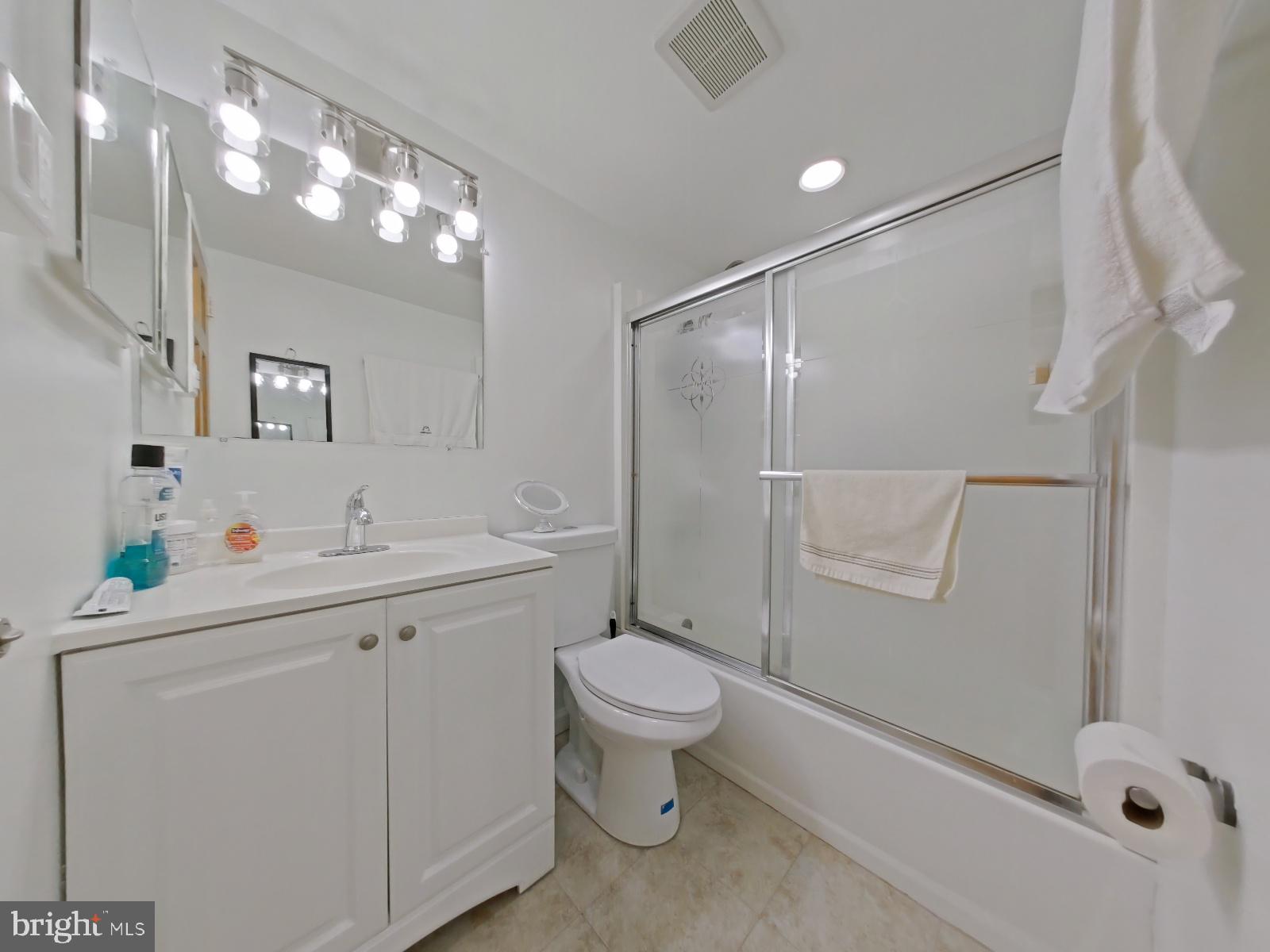 2101 Chestnut Street, Unit 1011 Philadelphia, PA 19103 - Photo 5 of 23 Bathroom