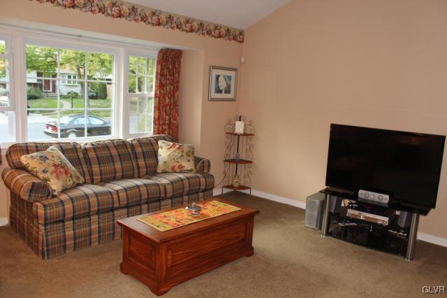 3178 Shakespeare Road Bethlehem, PA 18017 - Photo 2 of 34 living room