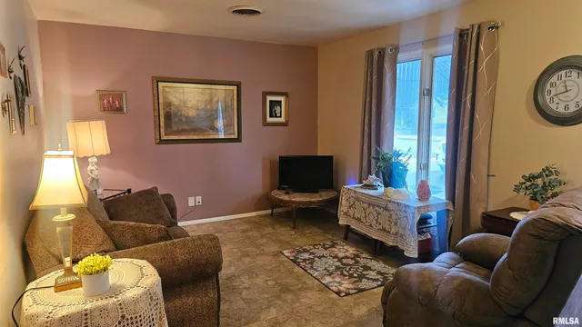 $89,900 | 1155 South Main Street, Canton, IL 61520