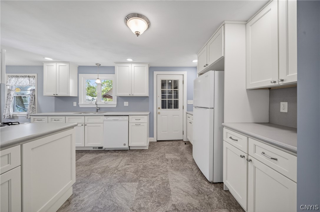 313 South Terry Road Syracuse, NY 13219 - Photo 9 of 30