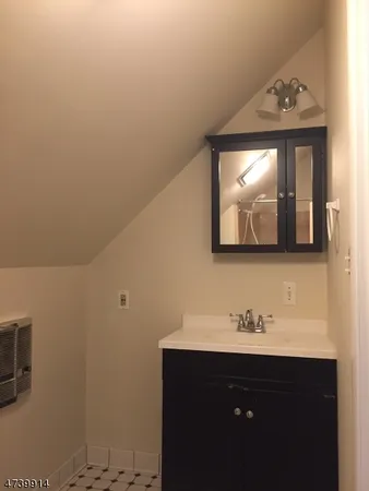 $1,425 | 410 Valley Road, Unit 3, Montclair, NJ 07043