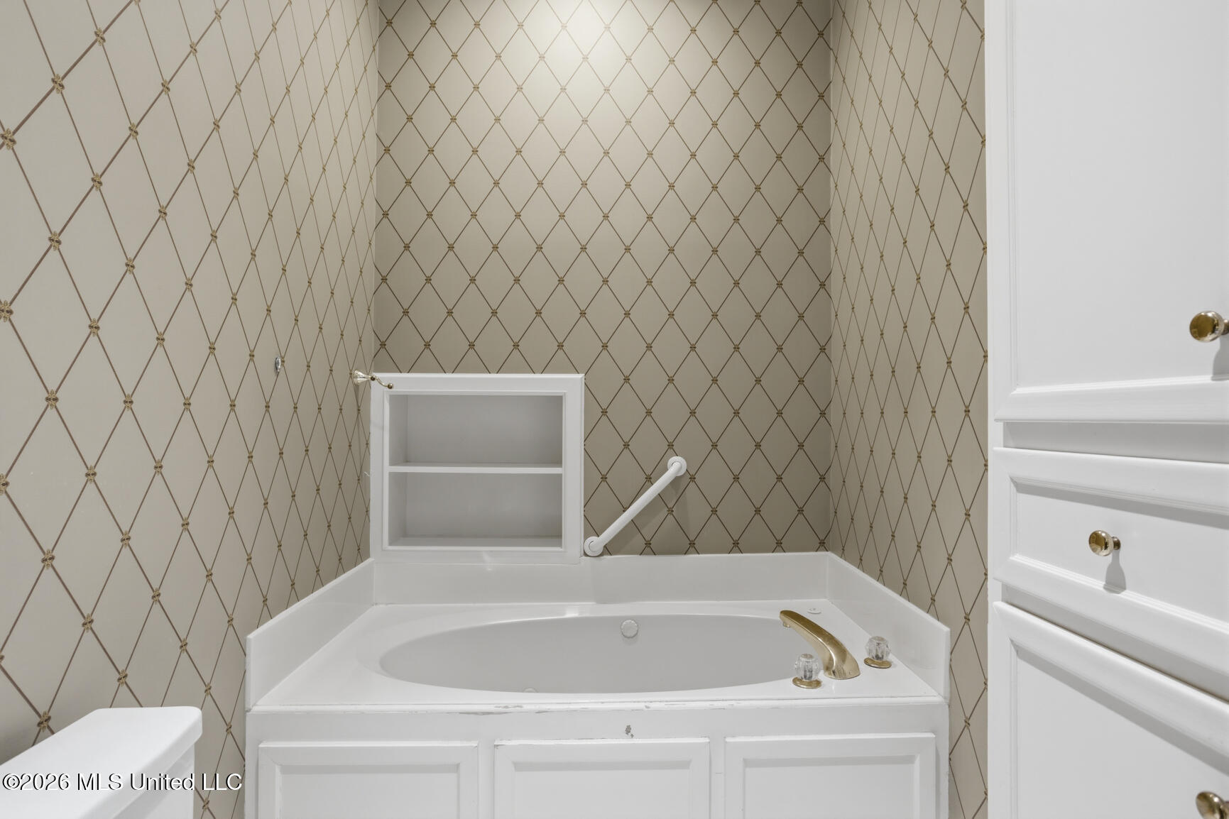 1641 Acadia Court Jackson, MS 39211 - Photo 19 of 28 Separate Bathtub and Shower
