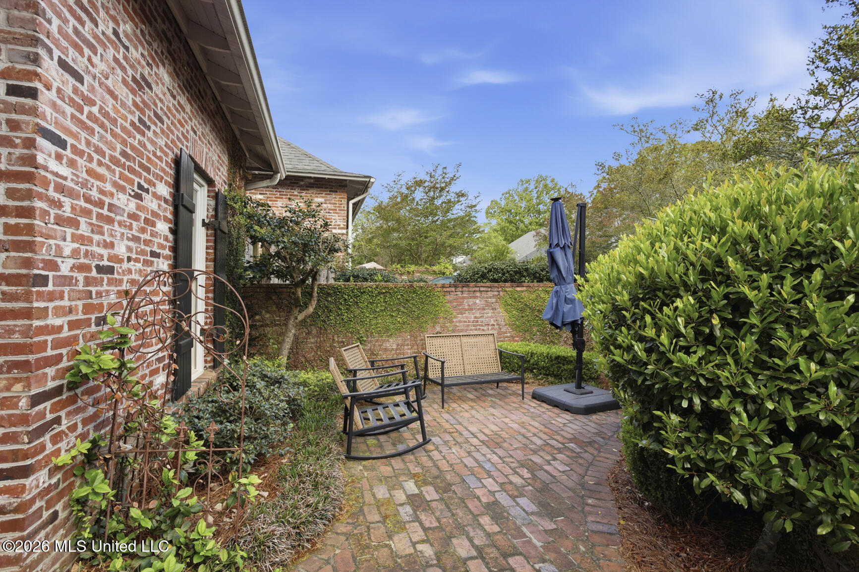 1641 Acadia Court Jackson, MS 39211 - Photo 2 of 28 Front Enclosed Courtyard