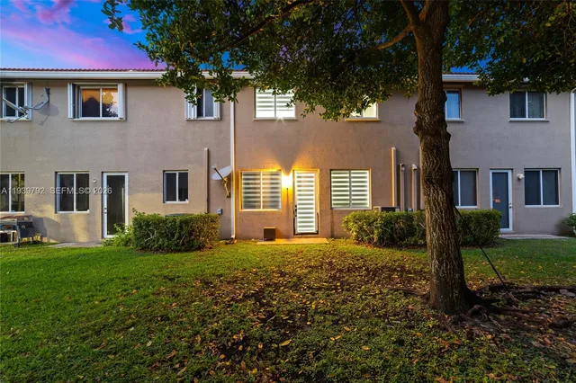a view of a house with a yard