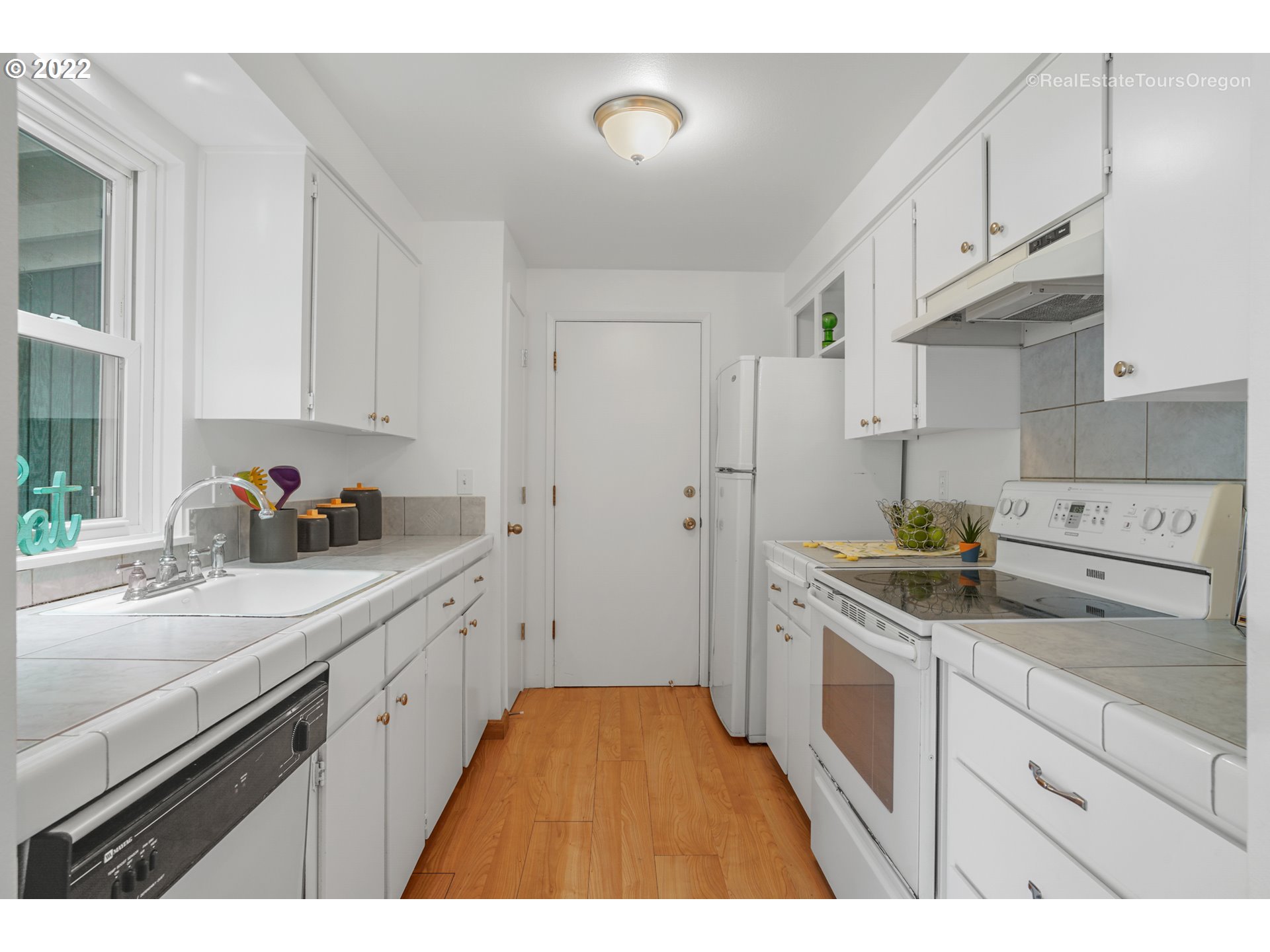 7624 Southwest Taylors Ferry Road Portland, OR 97223 - Photo 11 of 31 Gallery Image 11